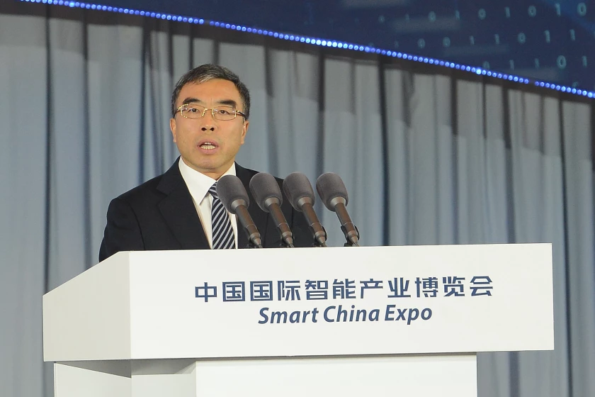 Photo of Huawei Unveils Tau Scaling Law to Challenge Moore’s Law Amid Supply-Chain Curbs