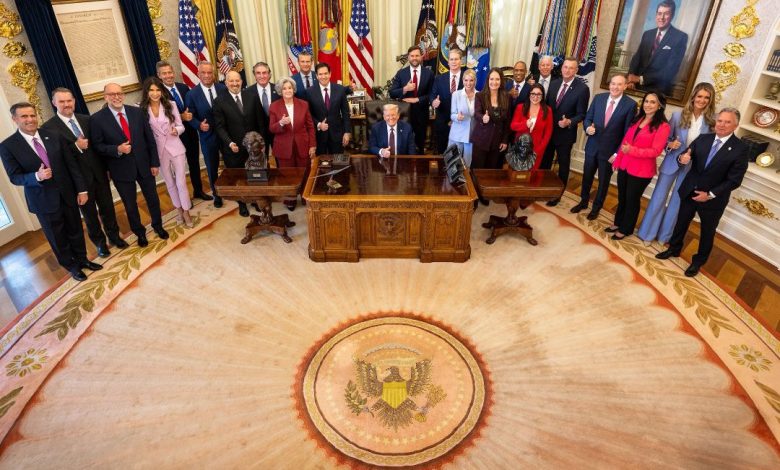 Photo of Trump Gave Four White House Aides $155,000 in Cash Gifts